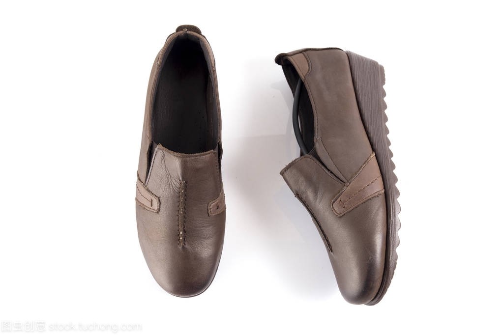 白色背景下的优雅 棕色女式皮鞋，舒适与风格的完美分离