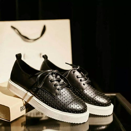 解放双足，拥抱舒适 小白鞋的休闲魅力